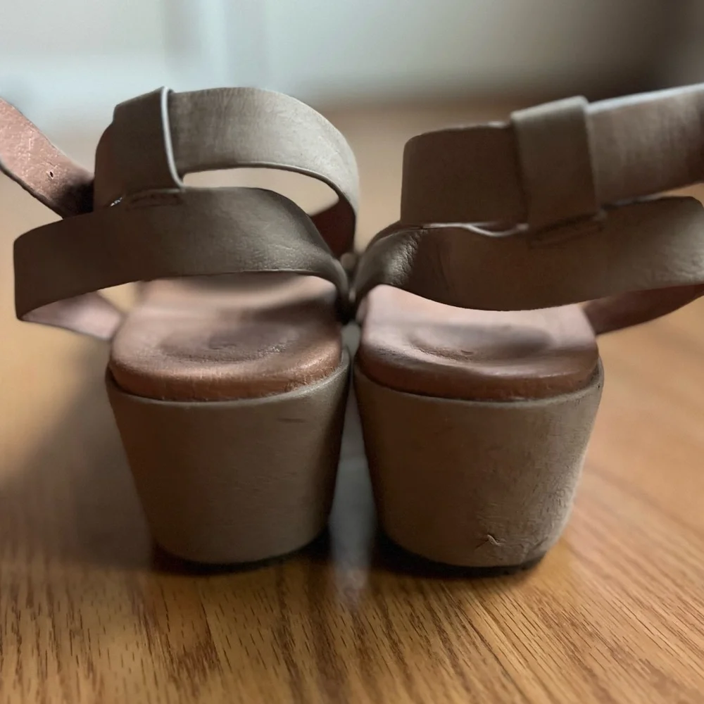 Gentle Souls By Kenneth Cole Women's Morrie Wedge Sandals Mushroom Sz 11 Comfy